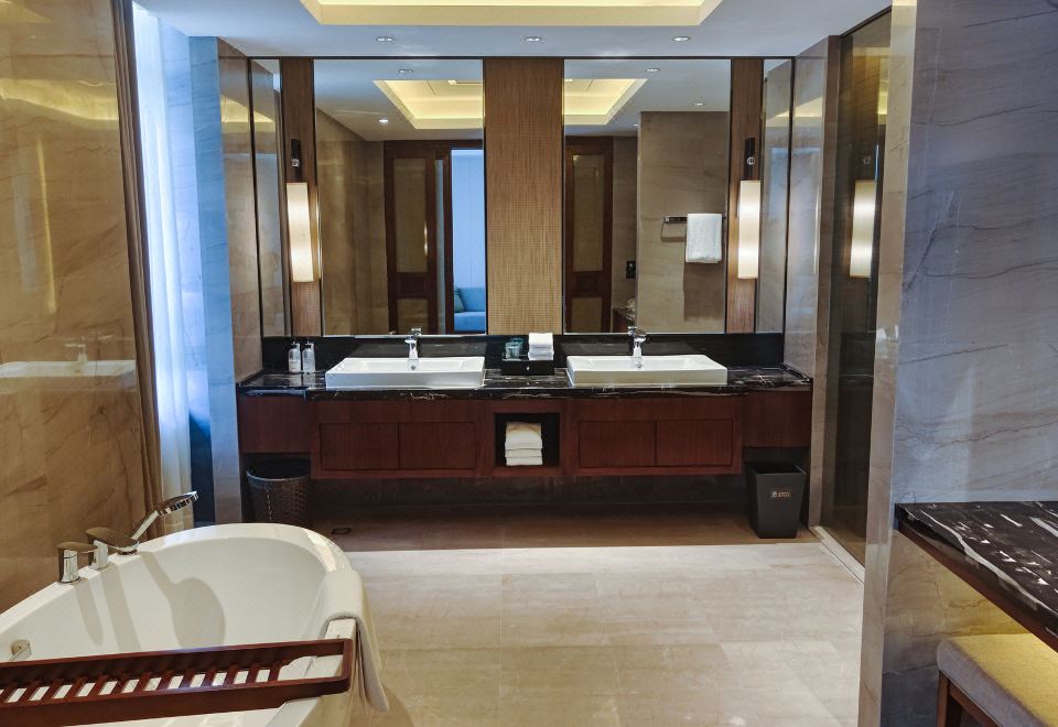 家庭三人套房（一大床两小床）