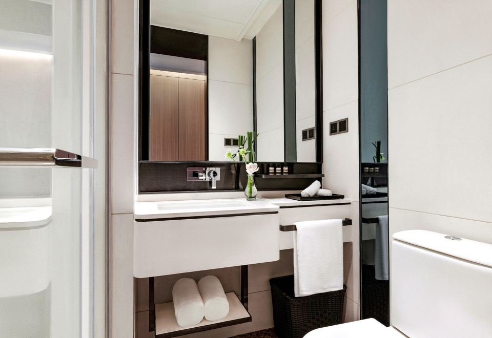 Harbour Plaza Metropolitan ShanghaiEnjoy The MiniBar Deluxe King Room
