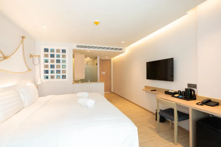 ห้องดีลักซ์เตียงใหญ่ทางเข้าสระว่ายน้ำ วิวสระบางส่วน