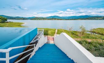 The mountain and the water embrace the Pleasant Bay Homestay