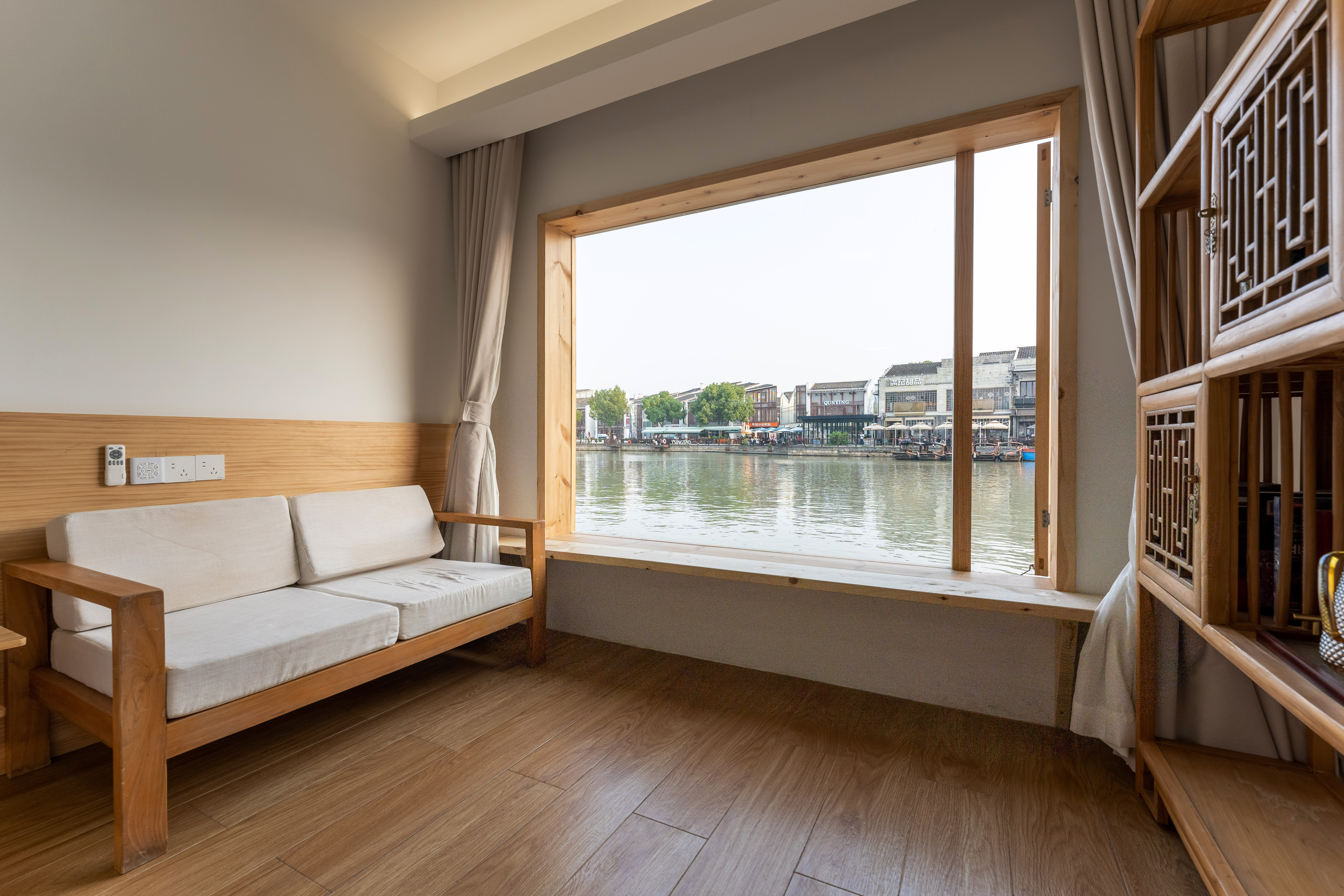 东井·家庭房丨小冰箱+临河茶台+古桥河景