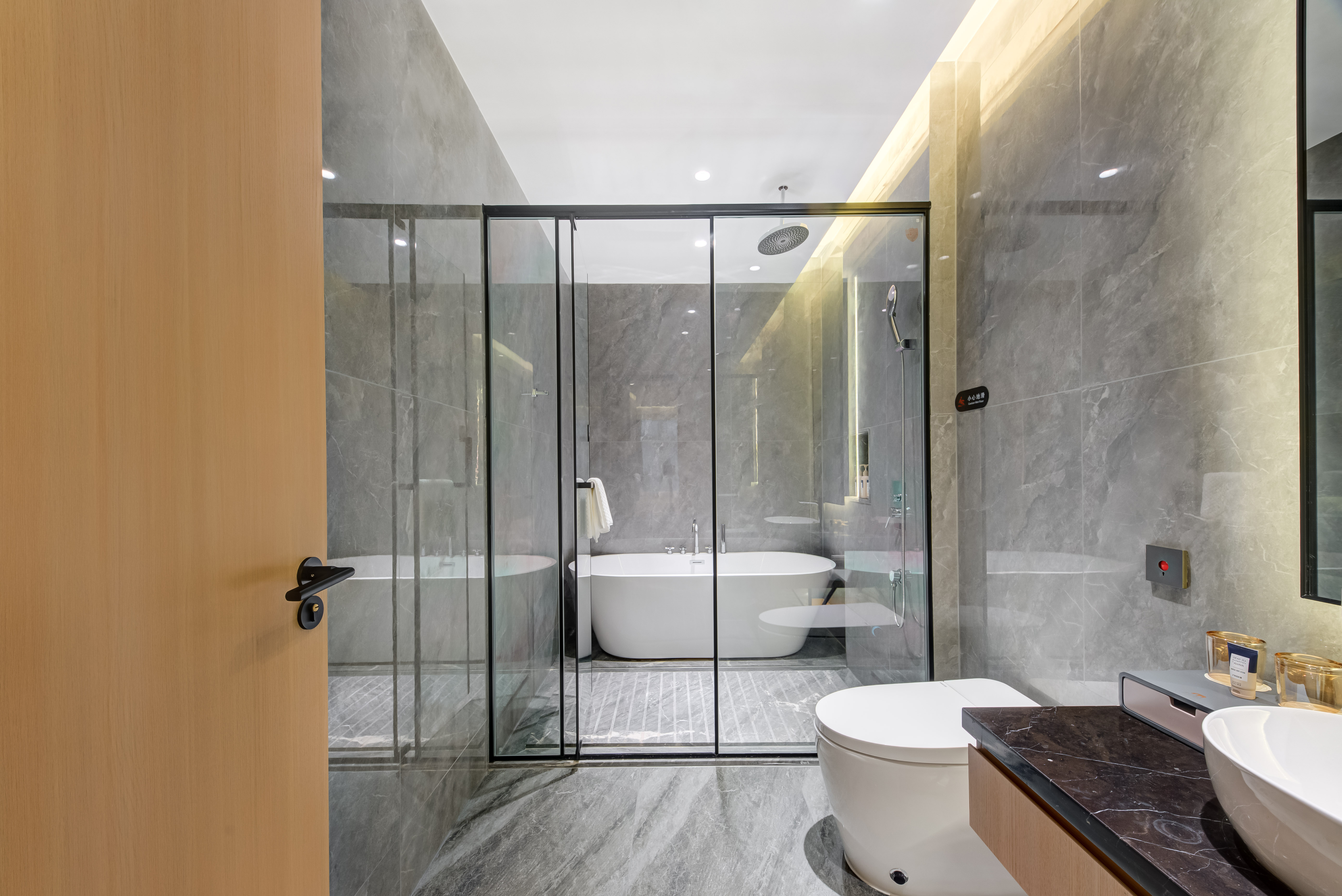 行政三居兩衞套房