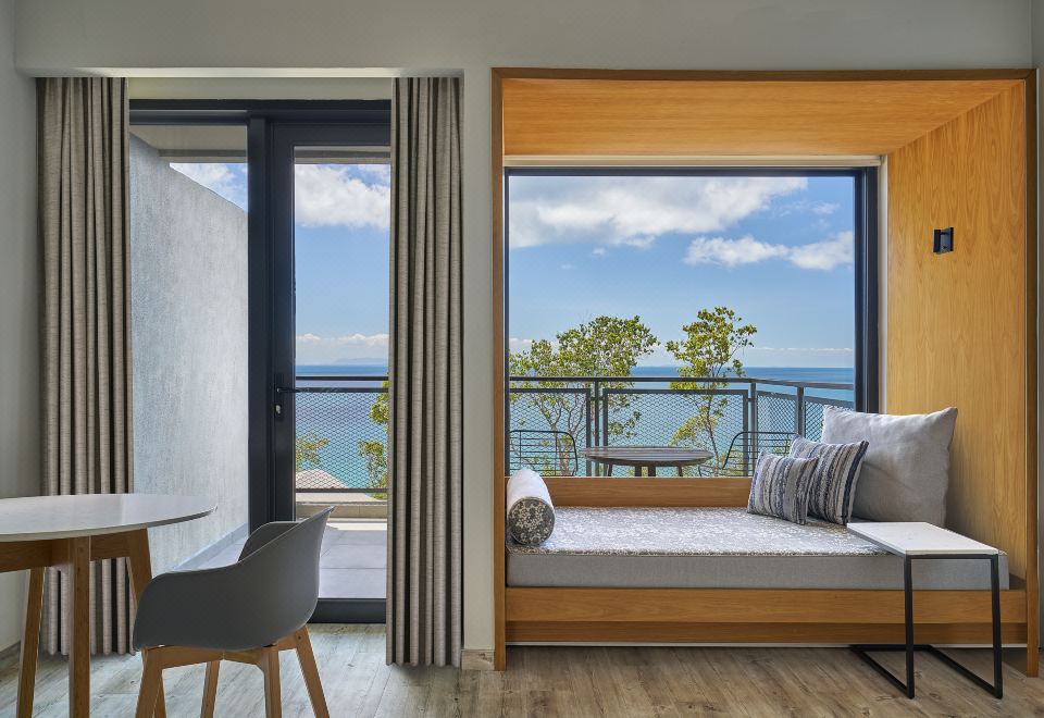 豪华特大床房，局部海景