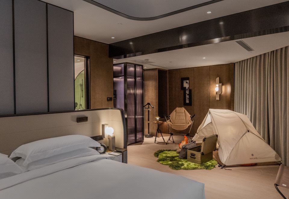 露营主题大床房 SnowPeak室内帐篷·手冲壶·户外桌椅