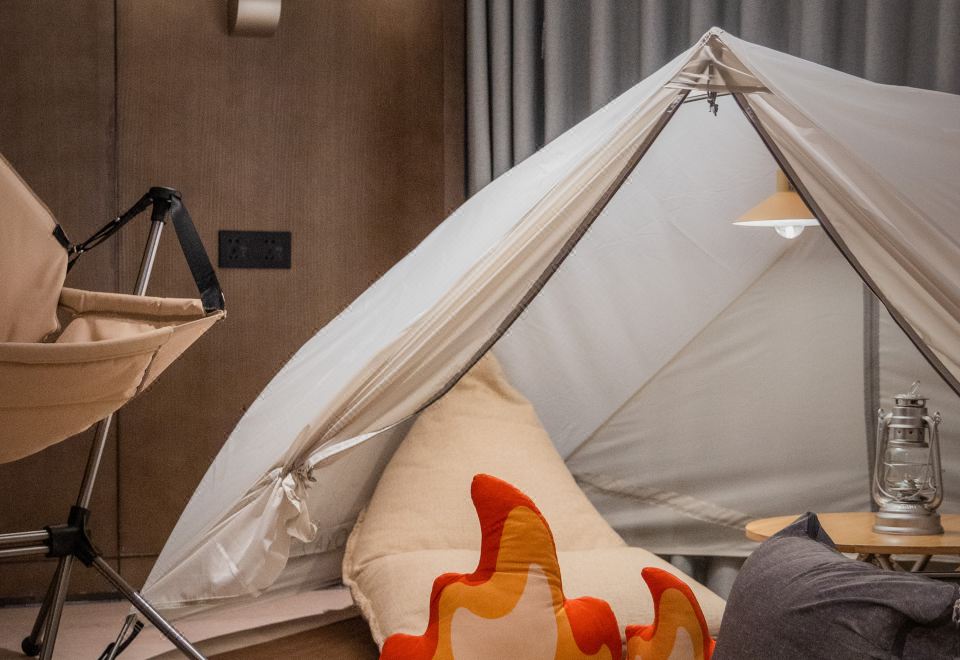 露营主题大床房 SnowPeak室内帐篷·手冲壶·户外桌椅