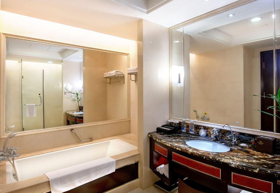 园景行政套房（带沙发、浴缸）