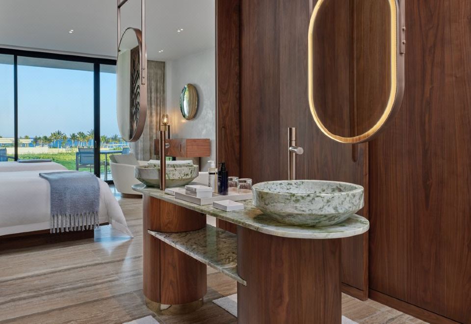 尊優華貴客房， 客房， 2 張大床， 海景， 水池， 露台