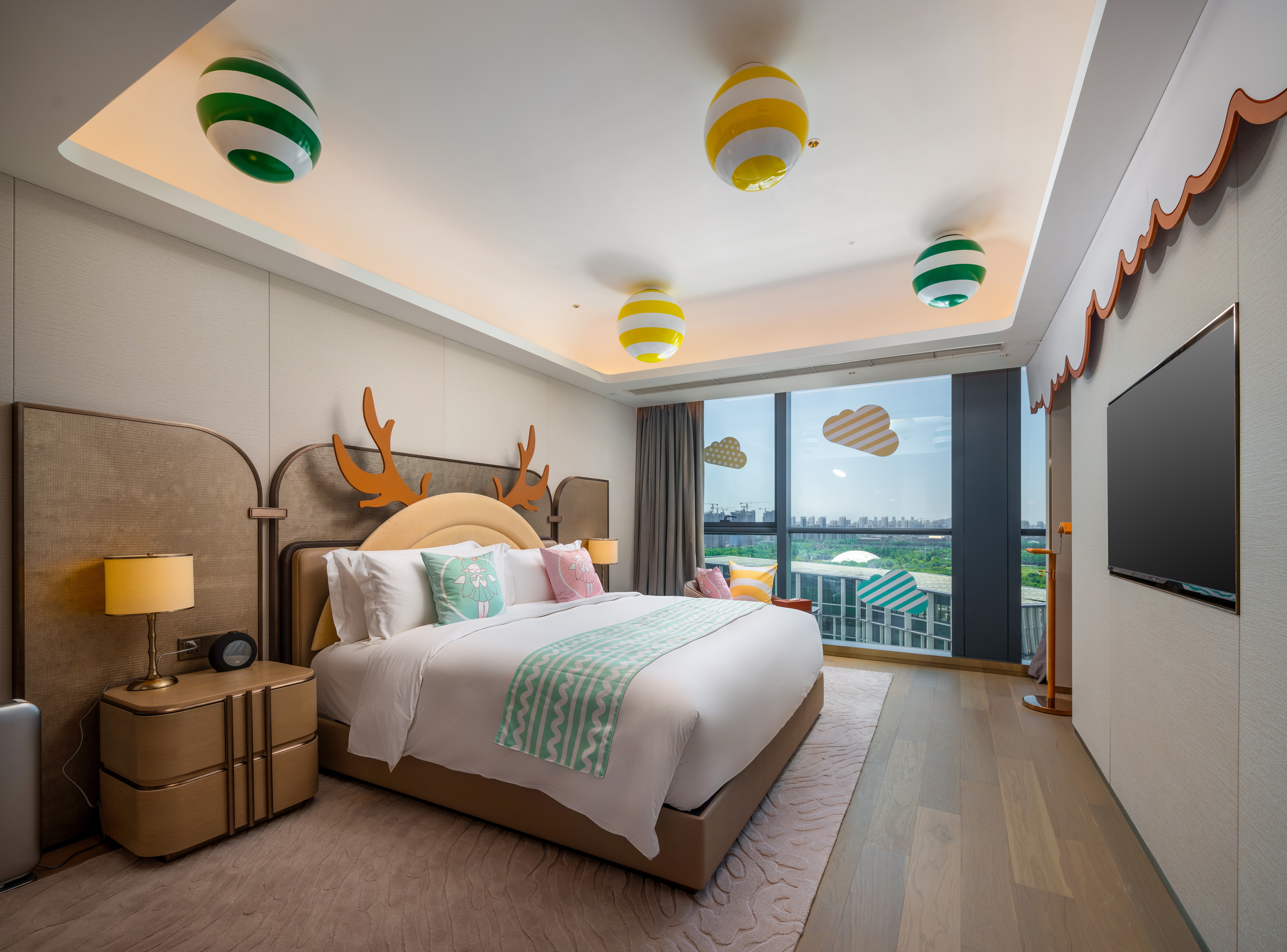 糖果飞屋太空主题家庭套房||童年木马+小童玩具+浴缸