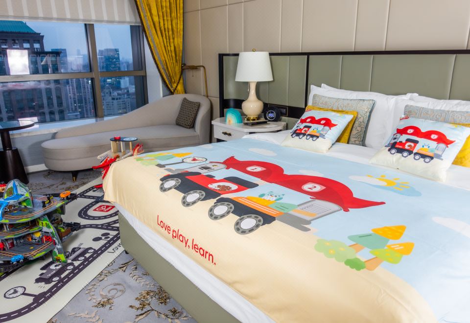 瑞吉尊贵豪华HAPE火车大世界主题玩具亲子客房