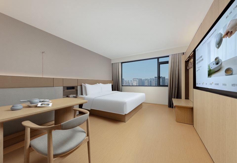 商务大床房（智能客控+商务茶桌+小冰箱）
