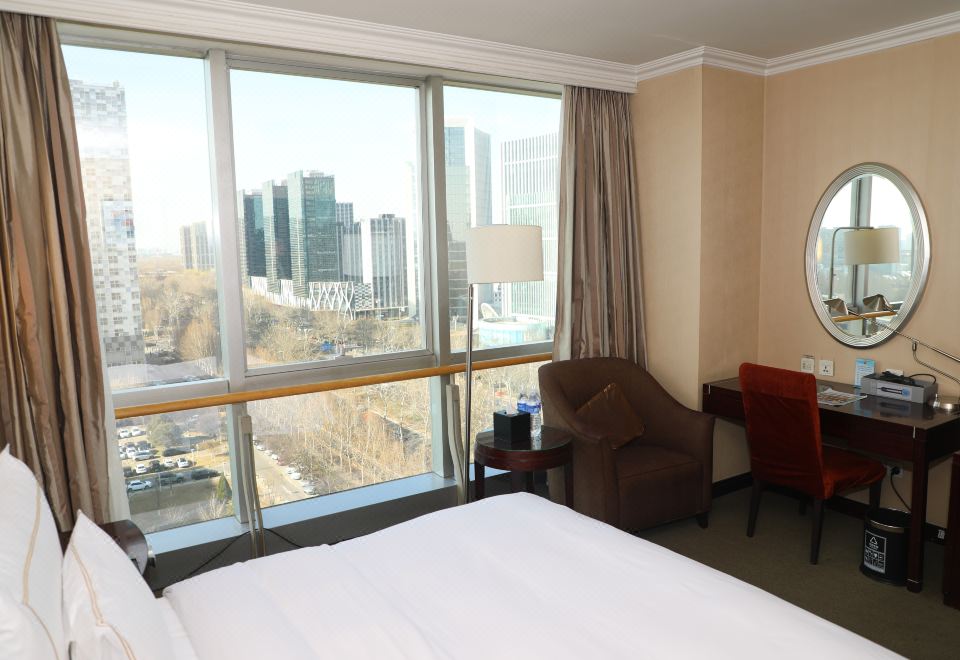 高級大床房（城市景觀+落地窗）