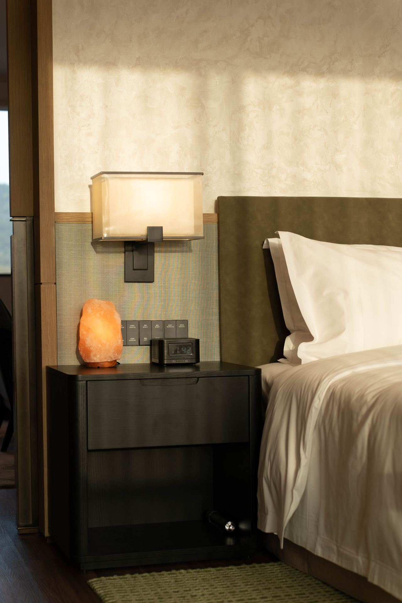 Superior King Bed Room With Mountain View