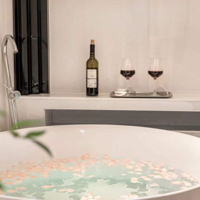 曠野丨臨窗泡池房『深空夢境+闊幕投影+一次性浴缸套』 K·W高空觀景飯店（重慶解放碑步行街洪崖洞店）優惠