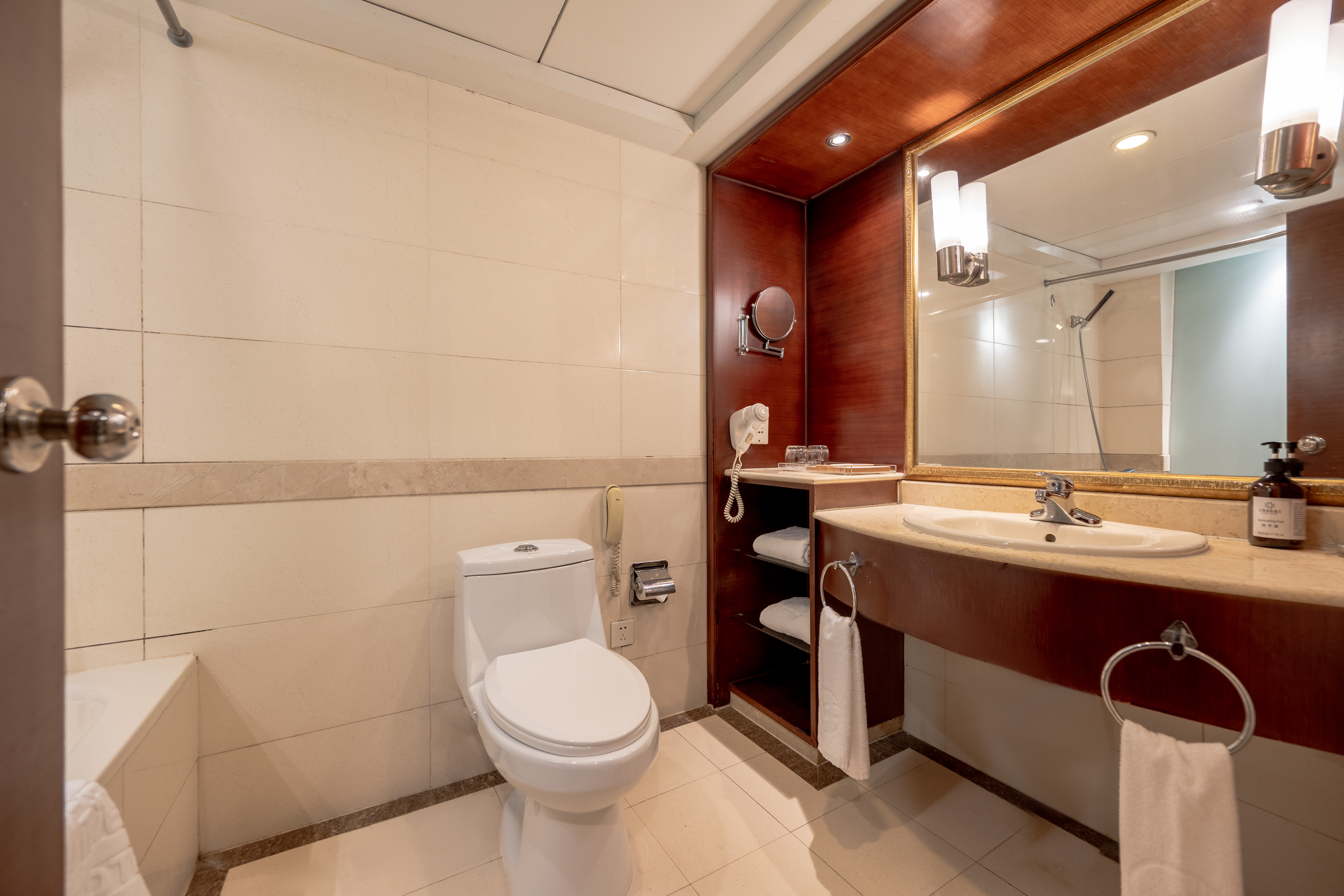 商務套房（一室一廳+舒適採光）