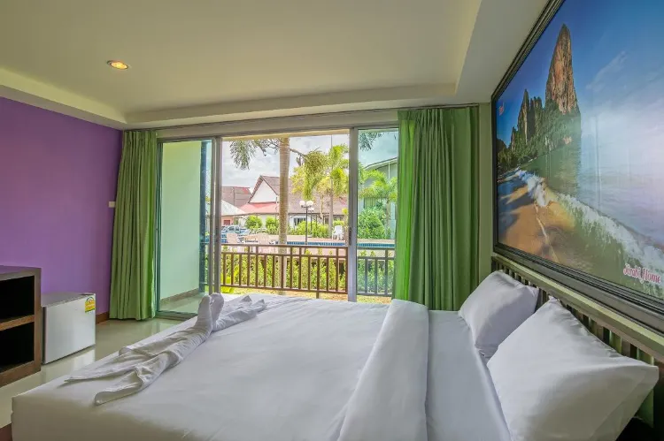 ห้องพักสำหรับสามท่านพร้อมวิวสระว่ายน้ำ