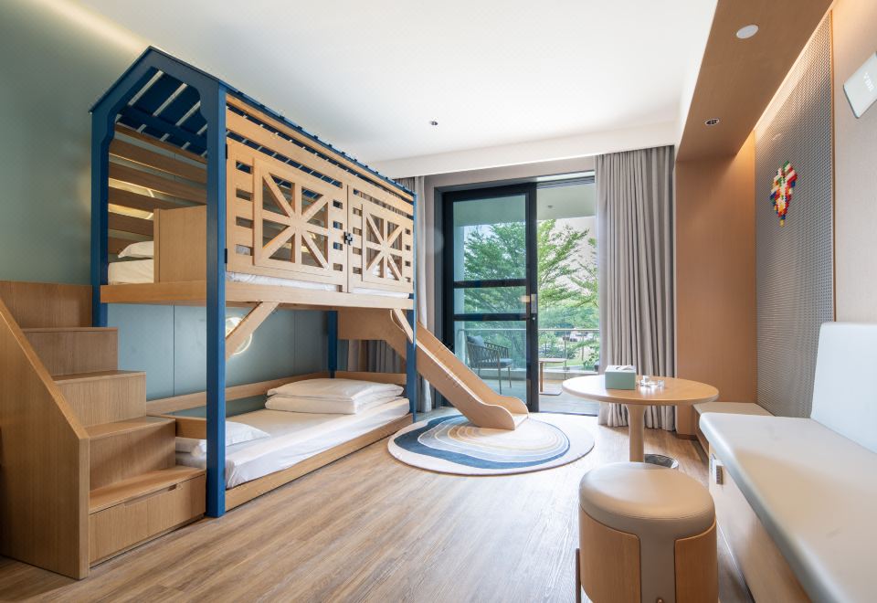 親子步步高房（智能客控+MINI吧+天然乳膠枕）