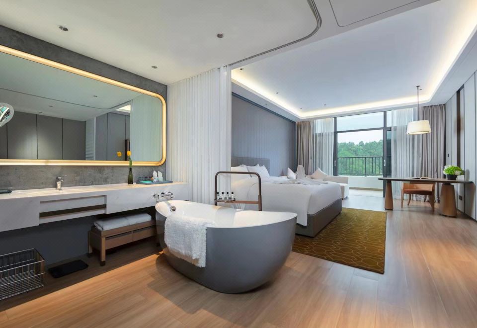 高级大床房丨浴缸丨山景露台