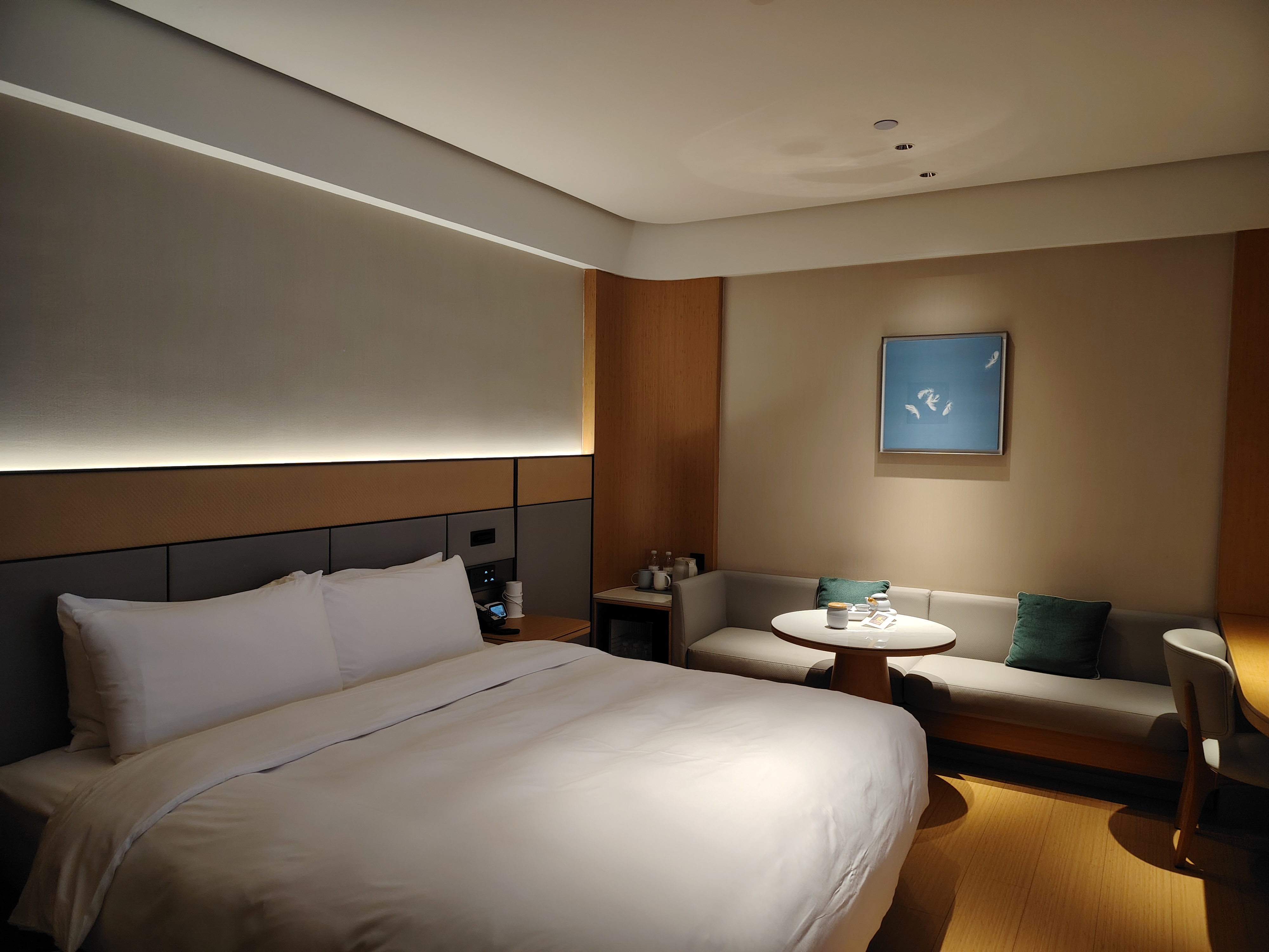 高级大床房A（深睡床品+智能客控+冰箱+65寸投屏电视）