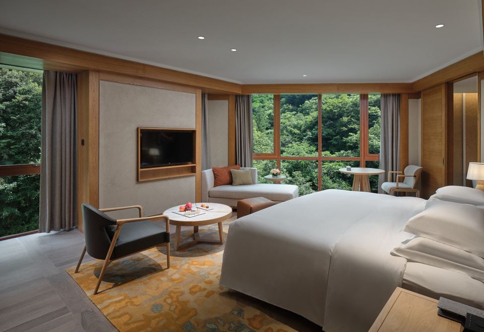 CROWNE PLAZA SHENNONGJIAKing Bed And 1 Kids Bed Suite Mountain View Lounge Access