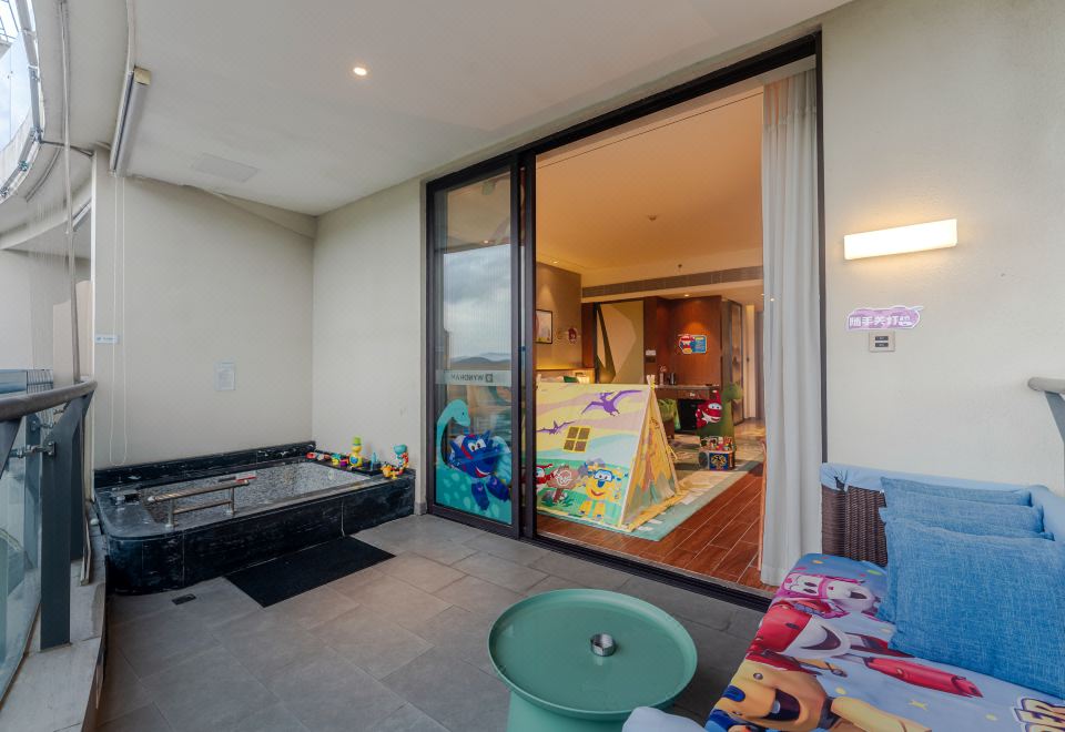 酷芽超級飛俠恐龍親子泡池雙床房