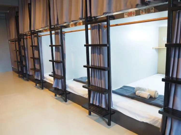 เตียงสองชั้นในห้องพักรวมหญิง