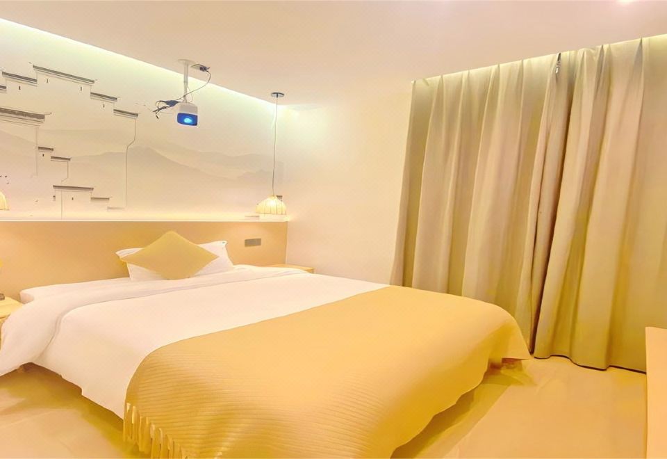 Clouds Drift Encounter Mountain-View Room With Comfort Double Bed And 100-Inch Screen