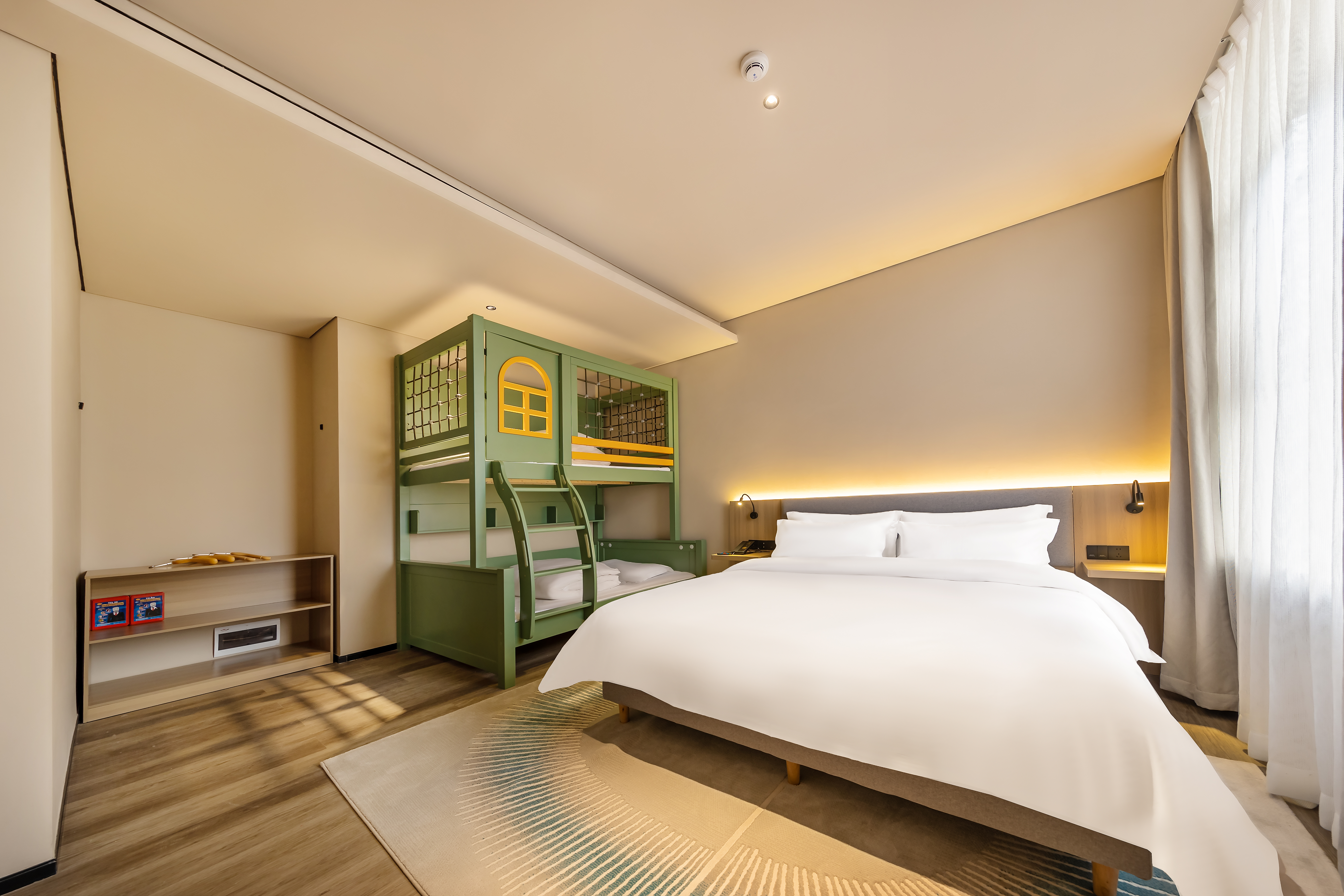 豪华亲子套房（荡秋千乐园+舒适无压舒眠床垫）