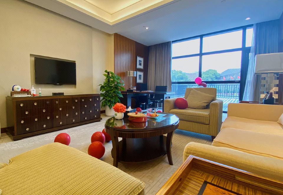 East Lake Hotel WuhanRomance Deluxe Suite