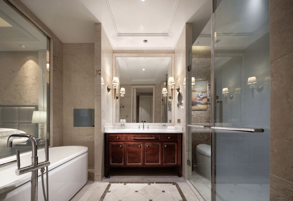 Dongwu New Century Grand Hotel HuzhouExecutive Business Suite (King Koil Mattress + Panoramic Floor-to-Ceiling Window + Lounge Sofa)