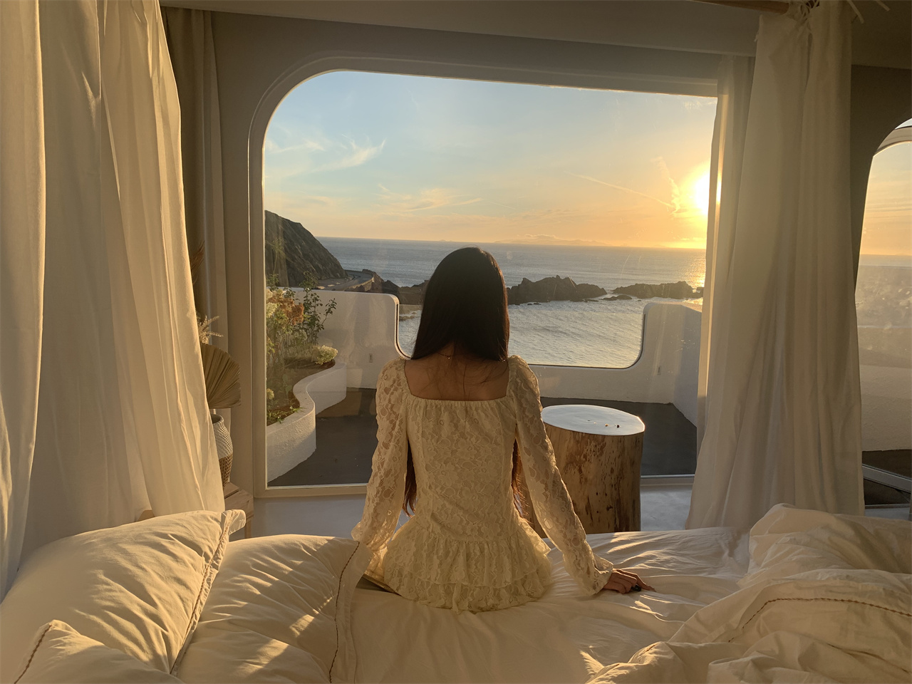 庭院豪华日出海景大床房（风情帷幔+室内浴缸）