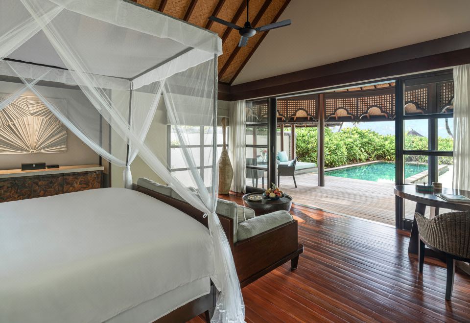 带泳池的日落海滩别墅