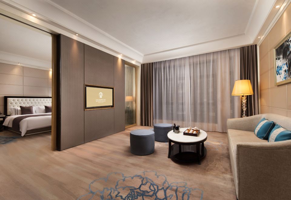 豪华套房-一房一厅会客厅-办公区-深泡浴缸-全景落地窗