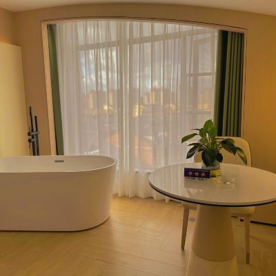新圖浴缸大床房（內外浴缸）[60寸液晶電視+中央空調+舒適沙發】