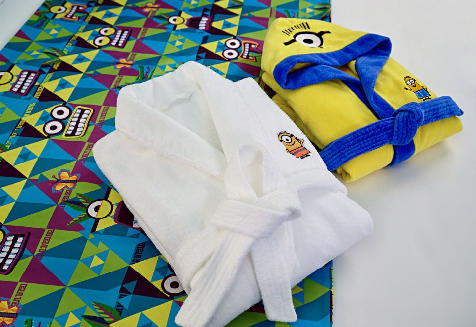 小黄人双大床房