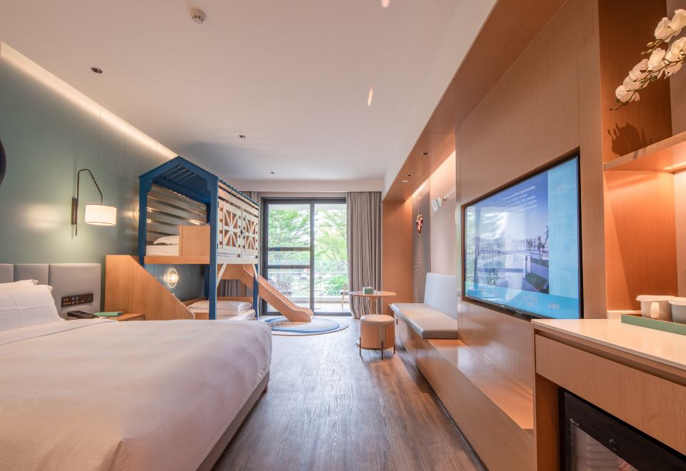 親子步步高房（智能客控+MINI吧+天然乳膠枕）