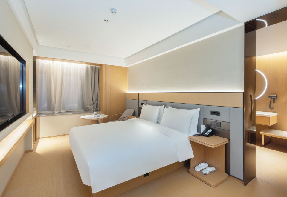 高级大床房【65寸投屏电视+小冰箱】