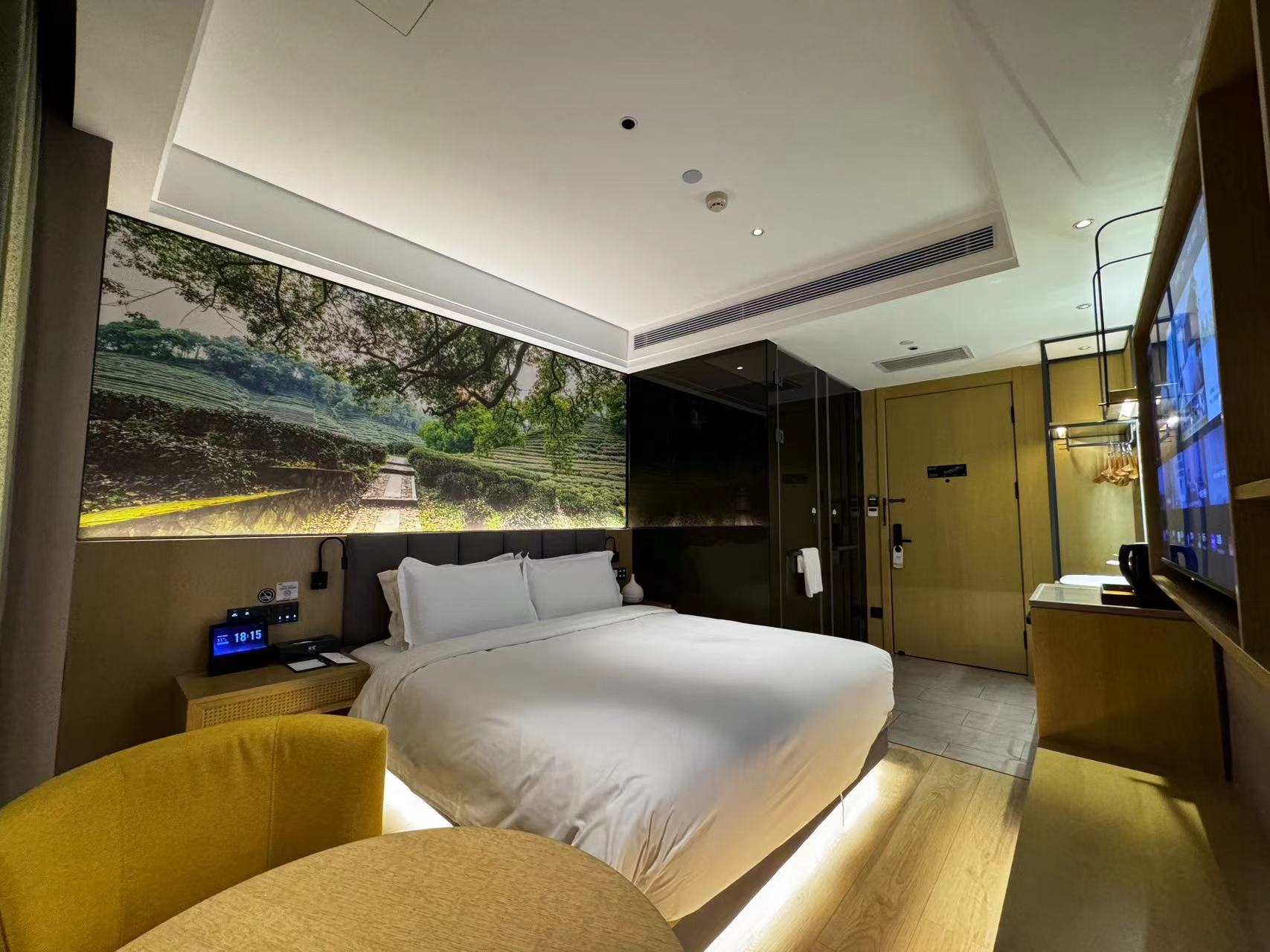 明星大床房（智能客控+深睡记忆枕+迷你冰箱）