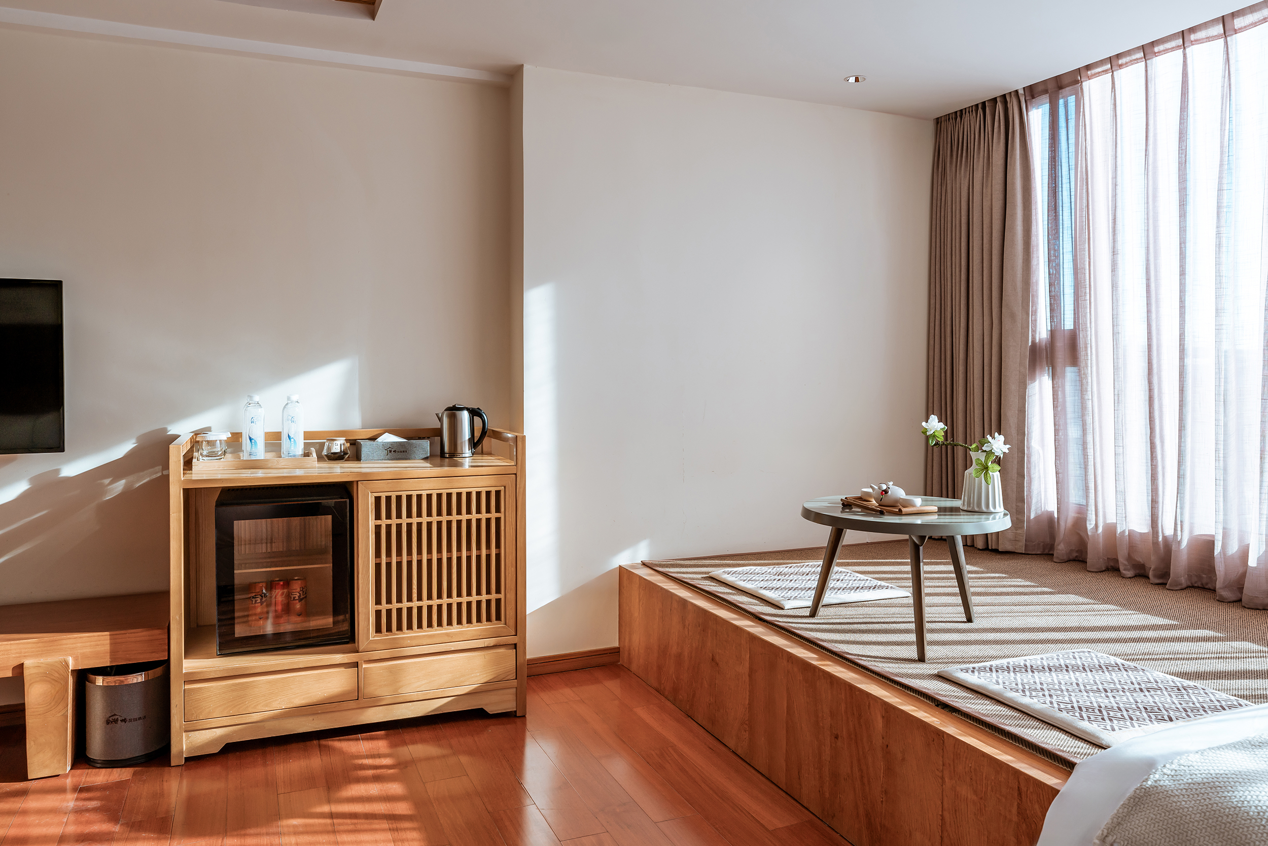 樱花·阳光风情榻榻米房【 KOHLER衞浴 / 舒享深泡浴缸 / 丝涟深睡床垫 / 双人超大榻榻米 / MINI吧 畅饮】