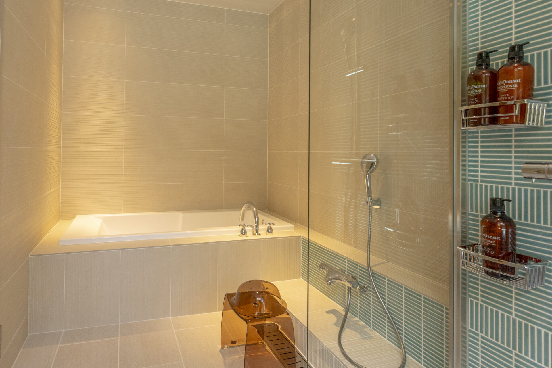 高级套房溪月河景房