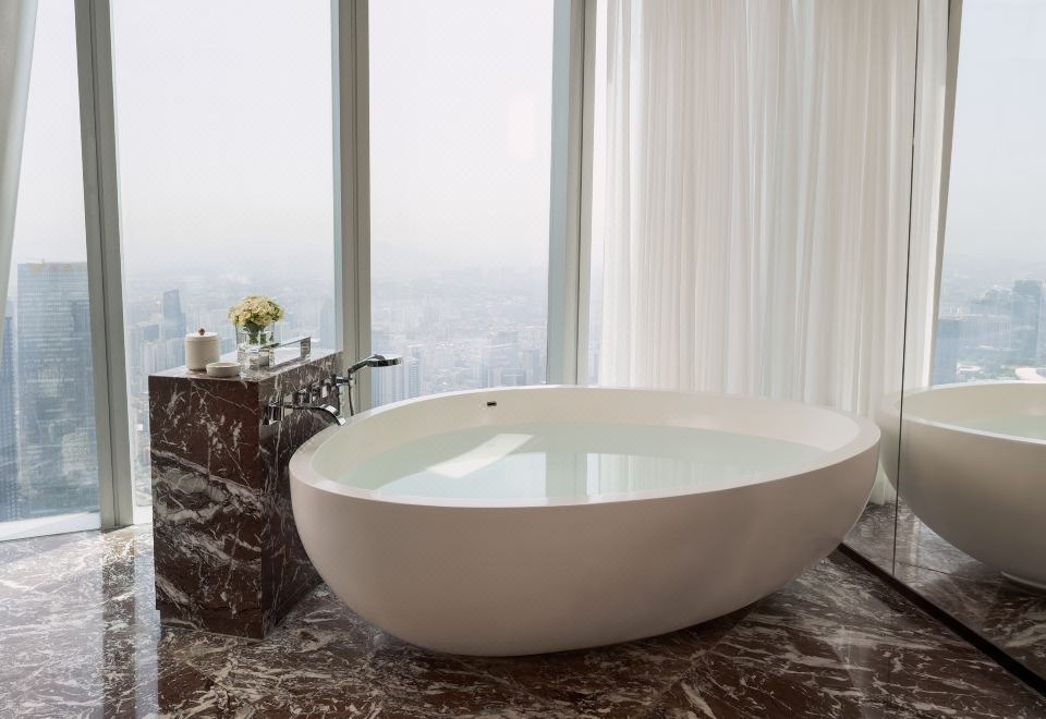 Four Seasons Hotel GuangzhouSkyline City View King Room With Window-Side Bathtub