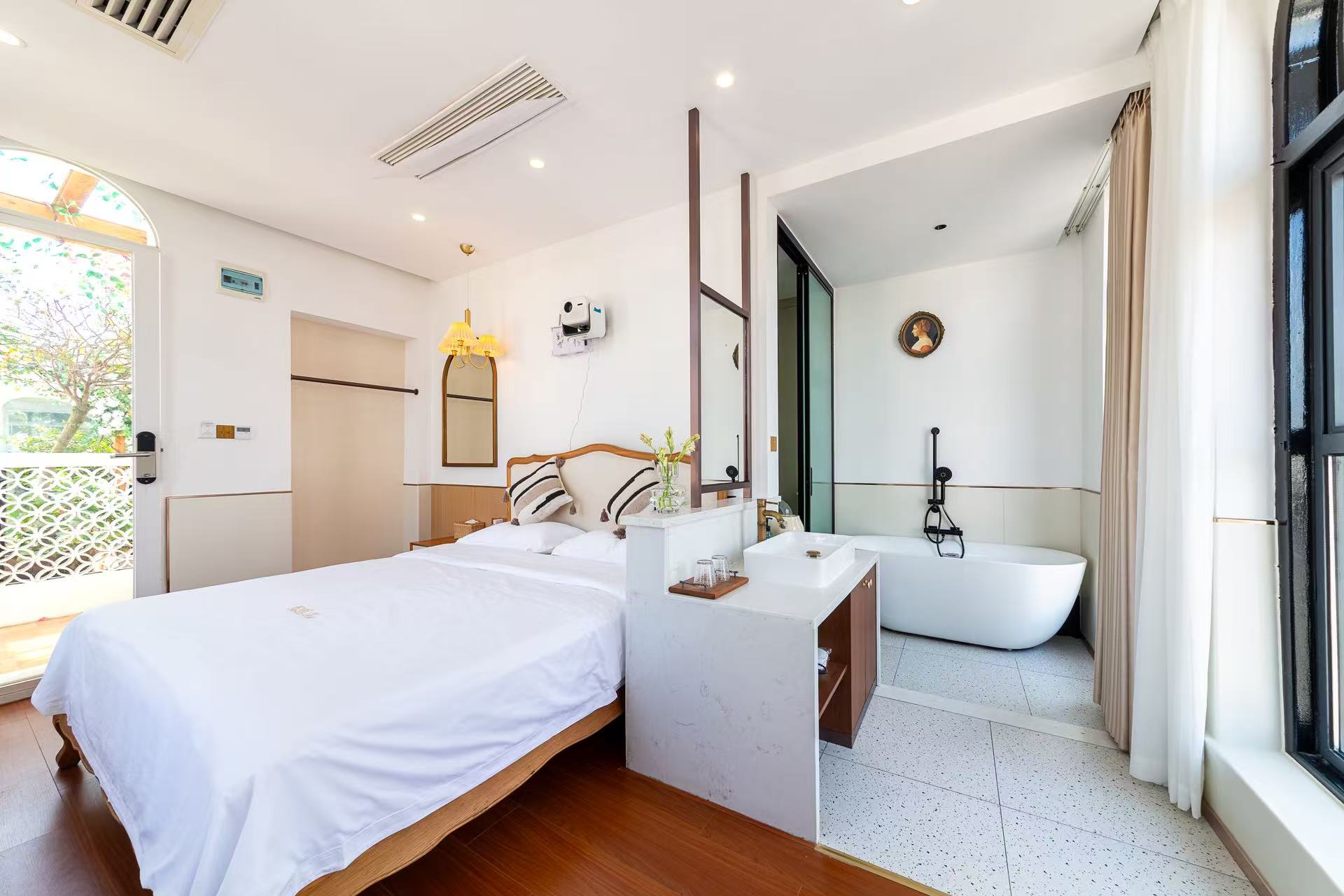 莫奈·南法古堡花园大床房（投影仪+浴缸+360度骑楼景