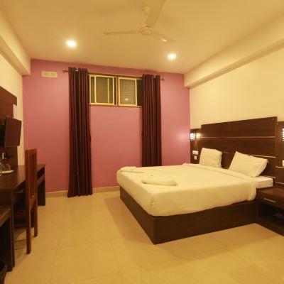 Deluxe Room Hotel Mountain Hues Promo Code