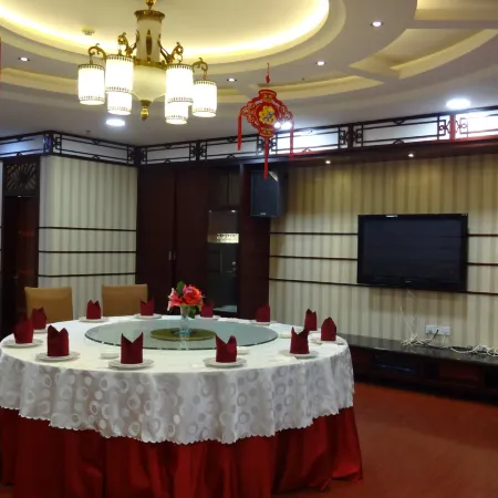 Luhe Guest Hotel Отели в г. Лухэ