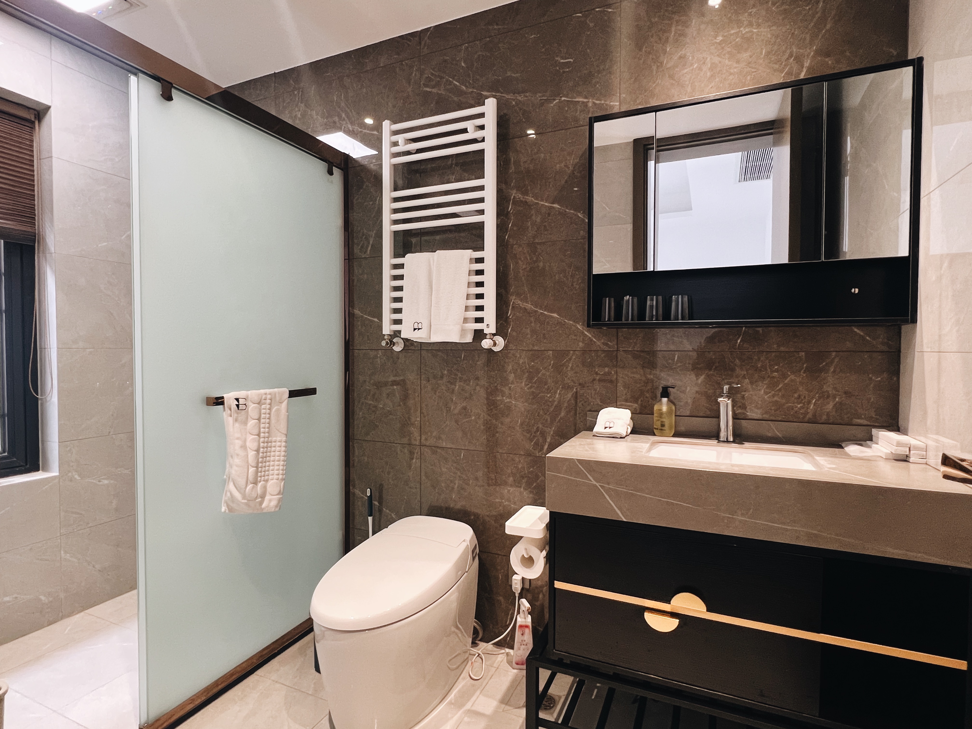 豪华四卧三衞影音花园别院