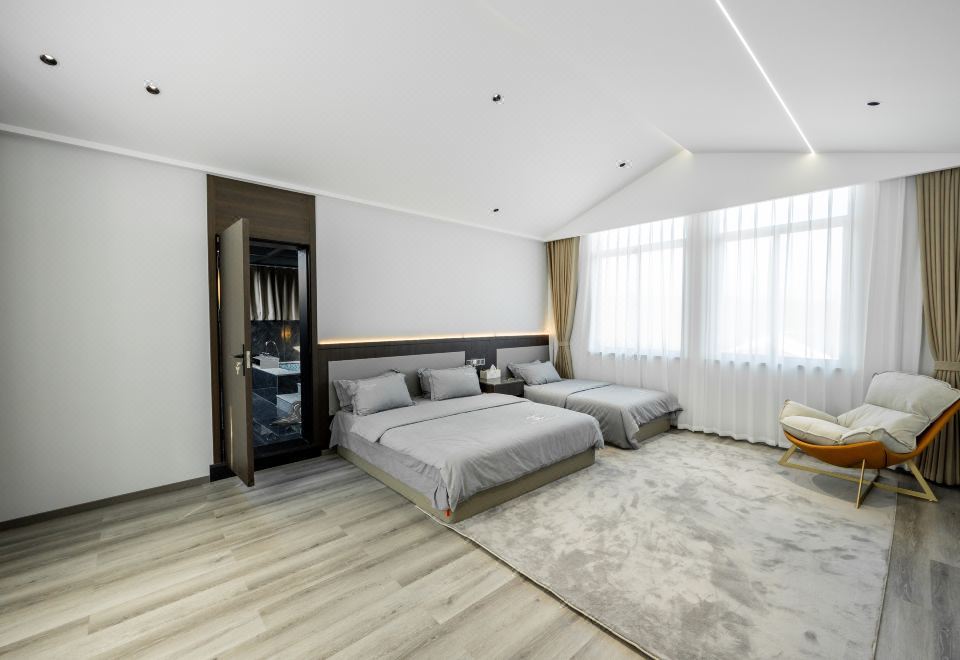 Family Friendly Smart Leisure Room (Soaking tub, skylight)