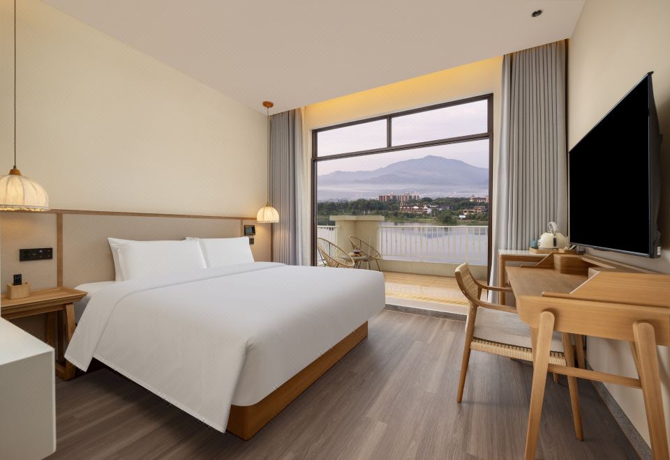 Golden Top Queen Bed Room On The Lake (Balcony With View + Smart Toilet + Goose Down Quilt + Smart Voice)