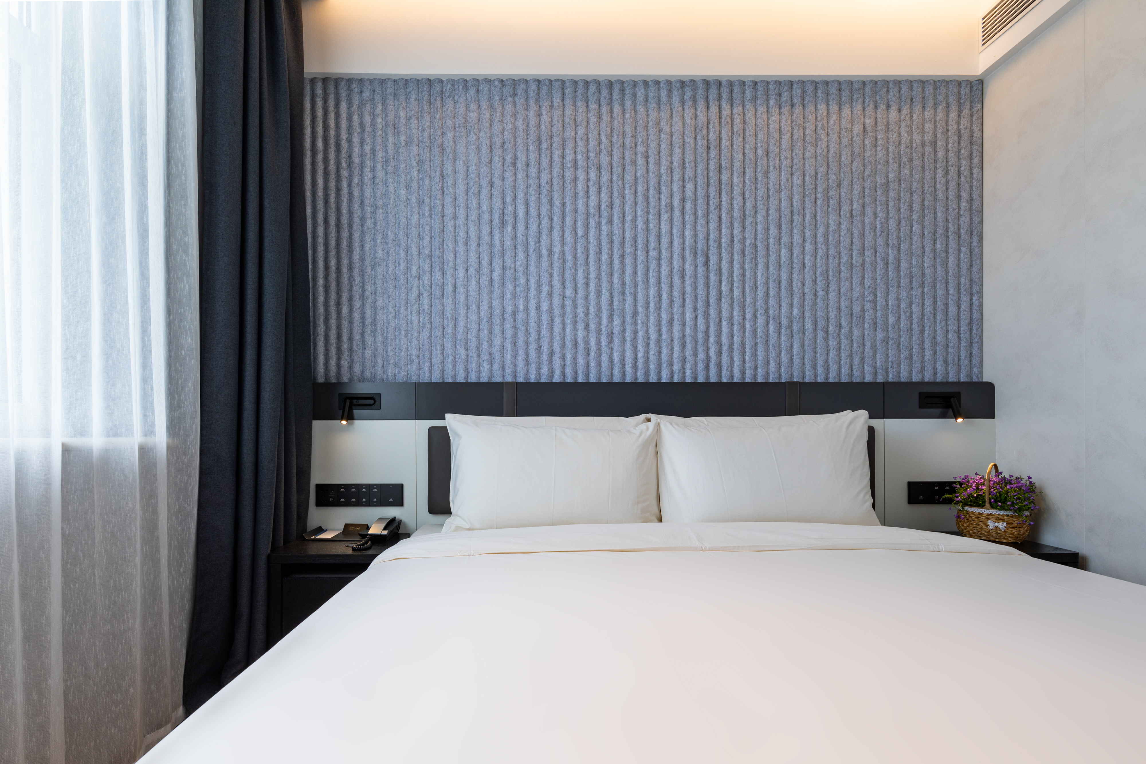 标准大床房（全明窗+小冰箱+55寸可投屏智能电视）