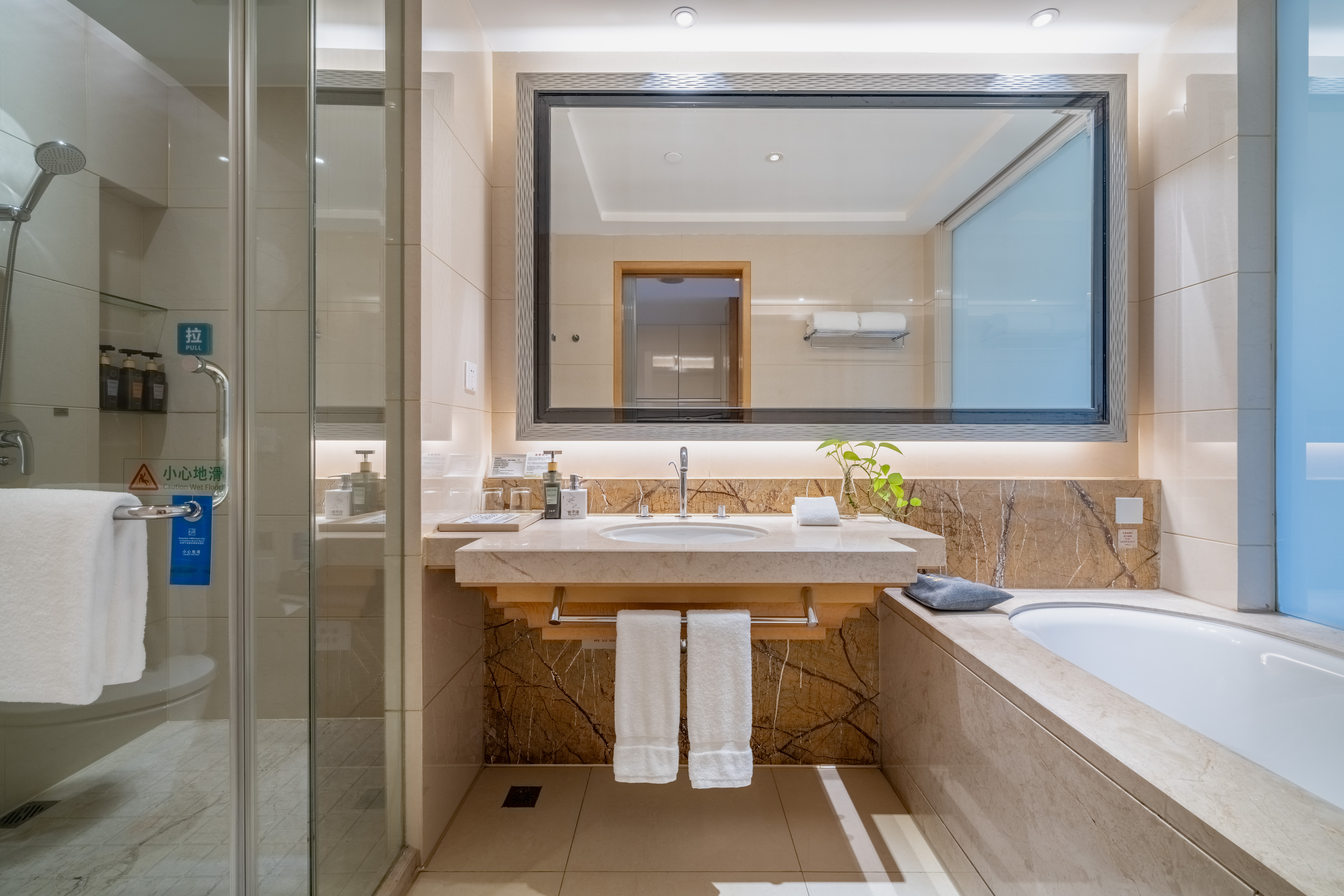 5号楼湖景两卧室豪华套房