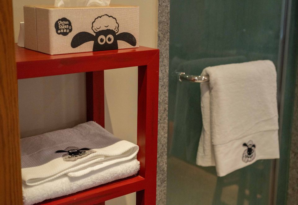 Jinmao Purelax Lijiang, The Unbound Collection By HYATTSHAUN THE SHEEP Happy Holiday Themed Hotel Rooms Twin Beds