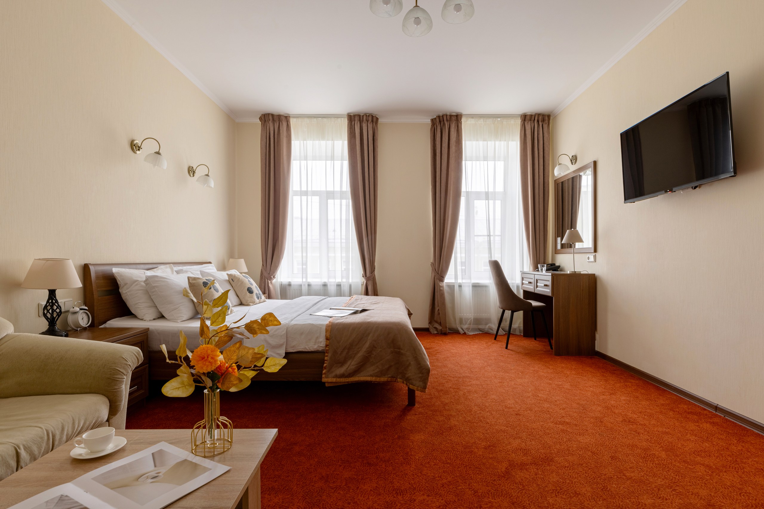 家庭舒适大床、沙发、水疗浴缸、转角景观